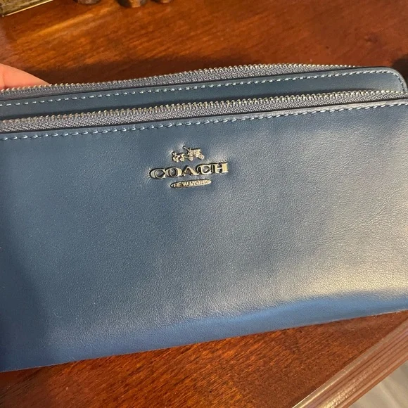 Blue Coach wristlet wallet. In new condition. - Picture 8 of 9